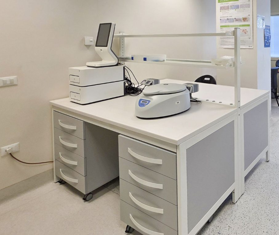 postazione banco microtomo laboratorio ergonomia e controllo