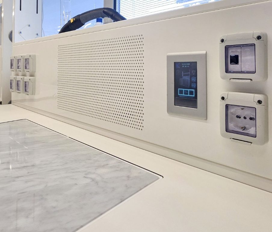 banco microtomo laboratorio con pannello touch operativo