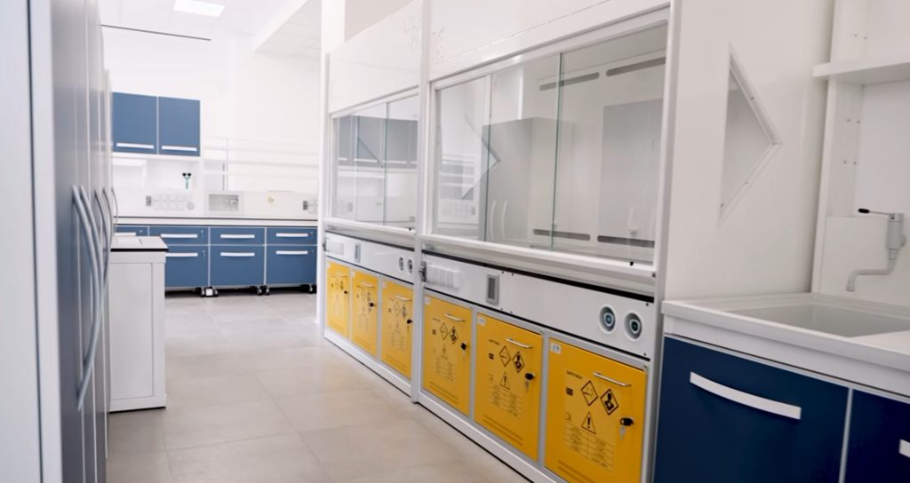 Laboratorio Università di Palermo con cappe chimiche e armadi di sicurezza ILC Group
