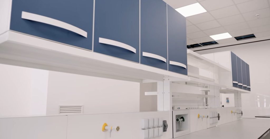 Pensili e arredi tecnici blu nel laboratorio dell'Università di Palermo