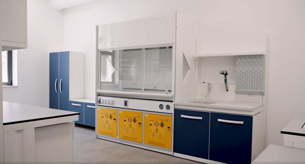 Cappe chimiche con armadi di sicurezza per solventi nel laboratorio dell'Università di Palermo