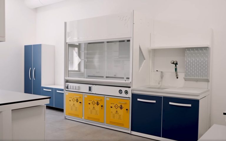 Cappe chimiche con armadi di sicurezza per solventi nel laboratorio dell'Università di Palermo