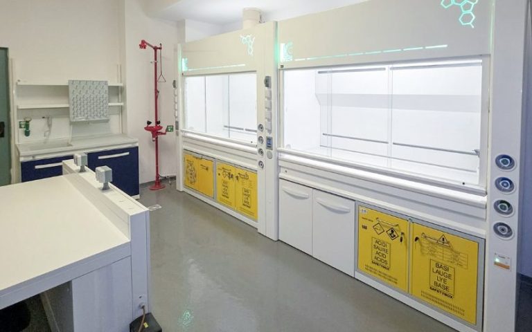 Laboratorio completo con cappe chimiche, armadi di sicurezza e banchi tecnici installati da ILC Group