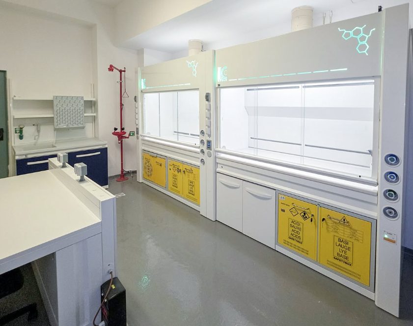 Laboratorio completo con cappe chimiche, armadi di sicurezza e banchi tecnici installati da ILC Group